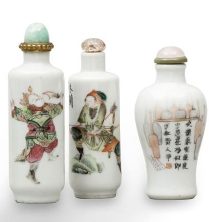 null Trois flacons tabatière de forme cylindrique, l’un en porcelaine et émaux de...