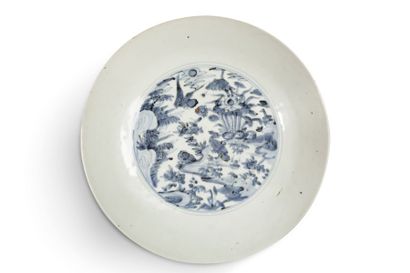 null Deux plats de type Swatow en porcelaine bleu blanc, l’un à décor de phénix et...