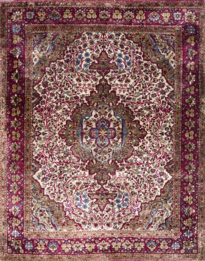 null Tapis Keshan en soie, Iran A first quarter 20th century silk Kashan rug, Iran...