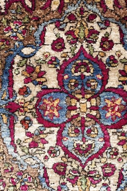 null Tapis Keshan en soie, Iran A first quarter 20th century silk Kashan rug, Iran...