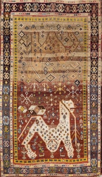 null Tapis dit «lion fars rug», Iran An early 20th century Lion Fars rug, Iran. Tapis...
