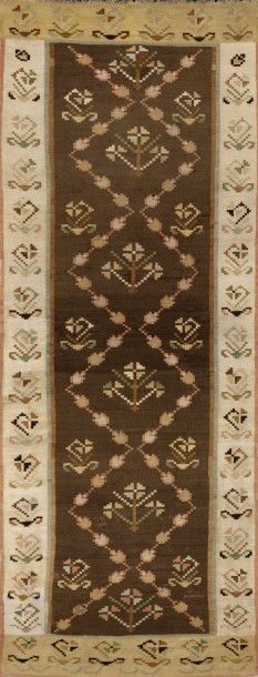 null Kilim dit Bessarabien, Roumanie A late 19th century Rumanian kilim Décor inhabituel...