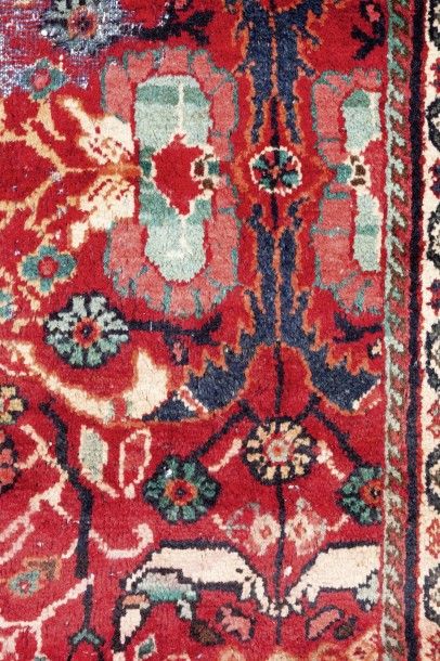 null Tapis persan, Iran A Persian carpet of the first half of the 20th c. (some moth...