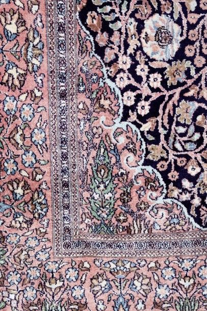 null Tapis Kashmir en soie, Pakistan A mid 20th silk Kashmir rug Décor de médaillon...