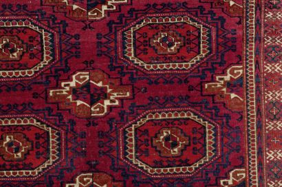 null Tapis Tekke, Asie centrale An antique Tekke with a Salor gul rug Décor d’un...