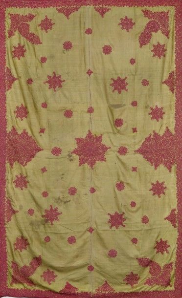 null Broderie indienne, Inde du nord A finely embroidered North Indian shawl for...