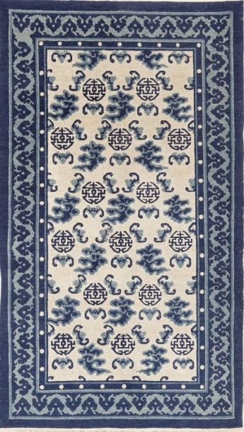 null Tapis Peking ou Pao Tao, Chine. An antique Pao Tao Chinese rug Décor de motifs...