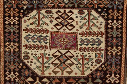 null Tapis Chajli, Caucase

A mid 19h century Chajli rug (9ft. 6in., 3ft. 10in.)



Décor...
