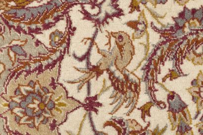 null Tapis Isfahan (Esfahan), Iran A 20th century fine Esfahan rug Décor à médaillon...