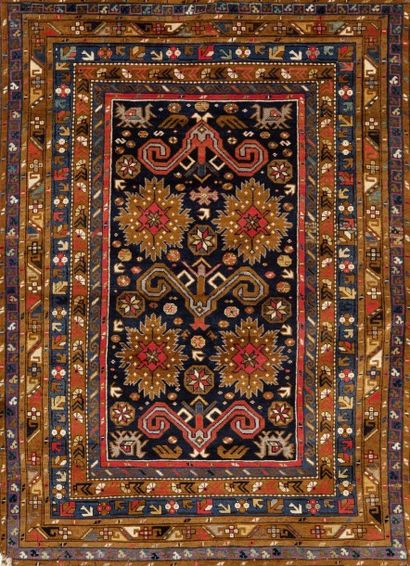 null Tapis du Sud du Caucase An early 20th century South Caucasian rug Décor composé...