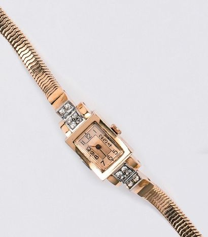 null Bracelet-montre de dame en or jaune, cadran or bordé de diamants taillés en...