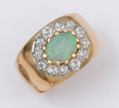 null Bague en or jaune ornée d’une opale dans un entourage de diamants taillés en...