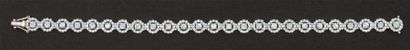 null Bracelet ligne en or gris orné de diamants taillés en brillant entourés de diamants...