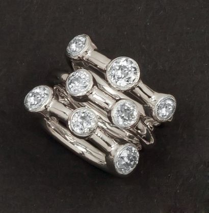 null Bague trois anneaux en or gris ornée de huit diamants taillés en brillant. Poids...