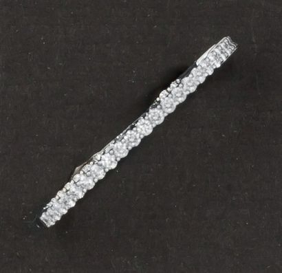 null Paire d’anneaux d’oreilles en or gris entièrement sertis de diamants taillés...