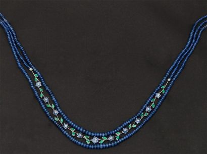 null Collier de trois rangs de perles de saphirs ornés d’un motif central en or gris...