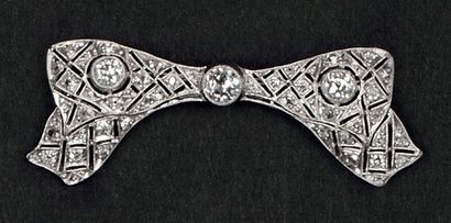 null Broche « Nœud » en platine ajouré ornée de diamants taillés en brillant dont...