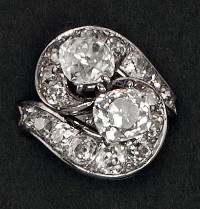 null Bague « Toi et Moi » en or gris ornée de deux diamants coussin de taille ancienne...