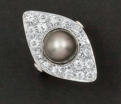 null Bague « Marquise » en or gris ornée d’une perle de culture de Tahiti dans un...