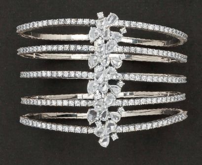 null Bracelet manchette en or gris orné d’un motif central serti de diamants taillés...