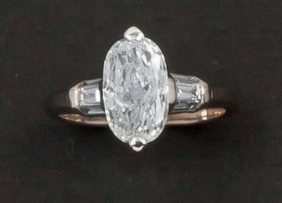 null Bague en or gris ornée d’un diamant de ovale calibrant 2 carats environ épaulé...