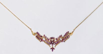 null Collier en or jaune ciselé orné d’un motif central à décor de volutes serti...