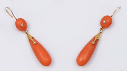 null Paire de pendants d’oreilles en or jaune ornés de demi-perles de corail et perles...