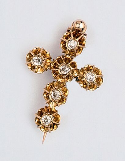 null Broche « Croix » en or jaune ciselé ornée de diamants de taille ancienne. P. 3...