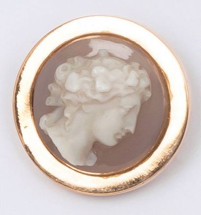 null Broche en or jaune ornée d’un camée sur agate figurant un profil féminin. P. 6...