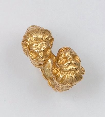 null Bague « Tête de Bélier » en or jaune ciselé. Travail de Lalaounis. P. 5,4g.