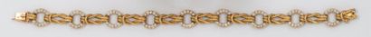 null HERMES - Bracelet en or jaune torsadé à décor de nœuds marins alternés de cercles...