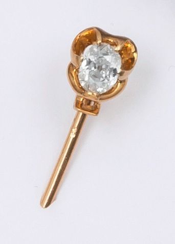 null Épingle de cravate en or jaune ornée d’un diamant ovale. P. 3,1g.