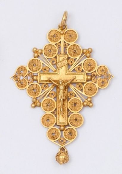 null Pendentif « croix » en or jaune filigrané. P. 5,3g.