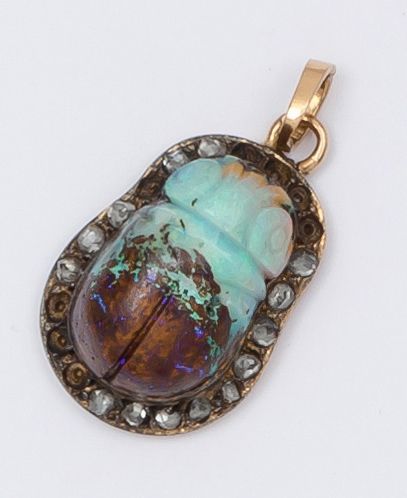 null Pendentif en or orné d’un scarabée en opale dans un entourage de diamants taillés...
