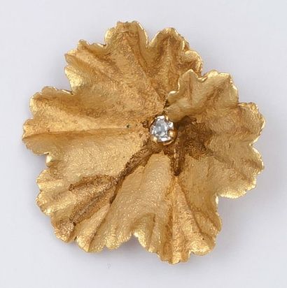null Broche « fleur » en or jaune ornée d’un diamant taillé en brillant. P. 9,1g...