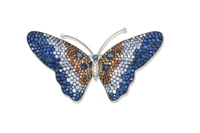 null Broche «Papillon» en or gris et or noirci entièrement sertie de saphirs multicolores...