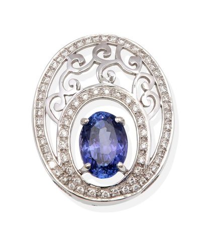 null Pendentif en or gris ornée d'une tanzanite ovale dans un double entourage de...