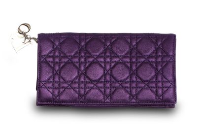 CHRISTIAN DIOR Pochette «Lady Dior» 21 cm en tissu matelassé violet.
Fermoir zippé....