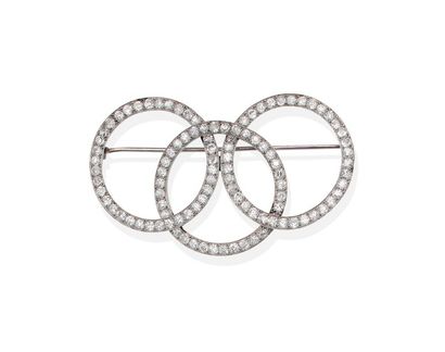 BOUCHERON Broche «Trois anneaux» en platine entièrement sertie de diamants taillés...