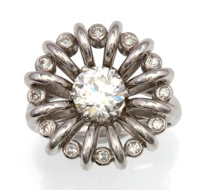 FONTANA Bague «Fleur» en platine et or gris ornée d'un diamant taillé en brillant...