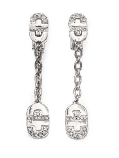 BULGARI Paire de pendants d'oreilles en or gris ornés chacun de deux motifs ajourés...