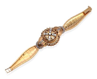 null Bracelet articulé en or jaune orné d'un motif central floral serti de diamants...