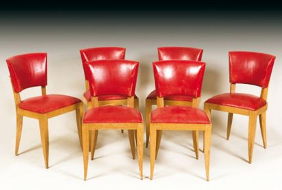 RODIA - Vers 1940 Suite de six chaises en chêne cérusé recouverte de cuir de couleur...