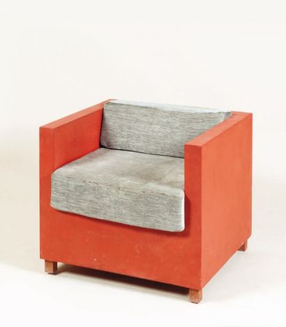 Francesco PASSANITI (1952) Siège de forme cubique en béton teinté ocre recevant assise...