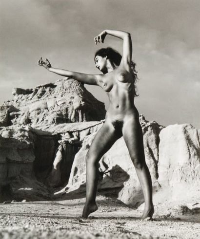 André de Dienes (1913-1985) Nu à la montagne rocheuse, c. 1960. Epreuve argentique...