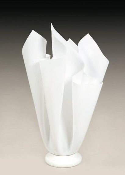 ANONYME Lampe sculpture formée d'une feuille de métacrylathe blanc simulant un drappé...