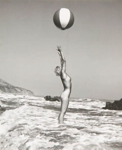 André de Dienes (1913-1985) Nu au ballon, c. 1960. Epreuve argentique d'époque, tirée...