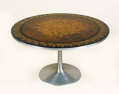 Bjorn WIINBLAD Table consistituée d'un plateau circulaire en laque brune décoré de...