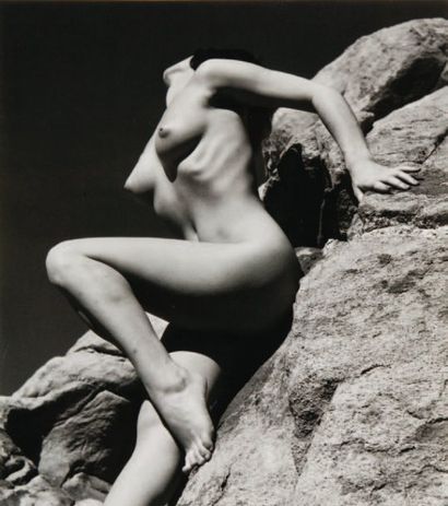 André de Dienes (1913-1985) Nu à la paroie rocheuse, c. 1960. Epreuve argentique...