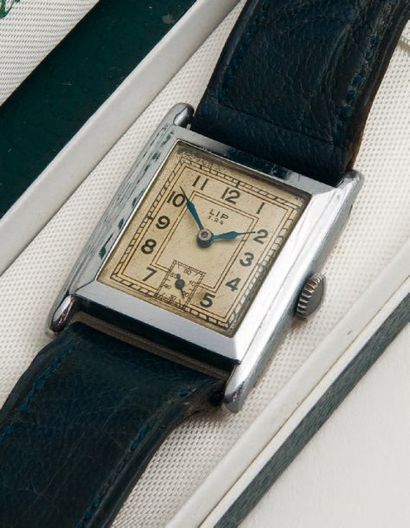 LIP (Carré Art Déco), vers 1940 Une des premières montres de forme de la manufacture...